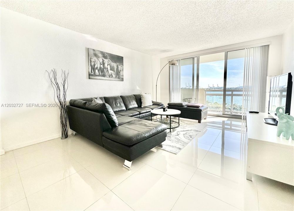 For Rent: $3,800 (1 beds, 1 baths, 729 Square Feet)
