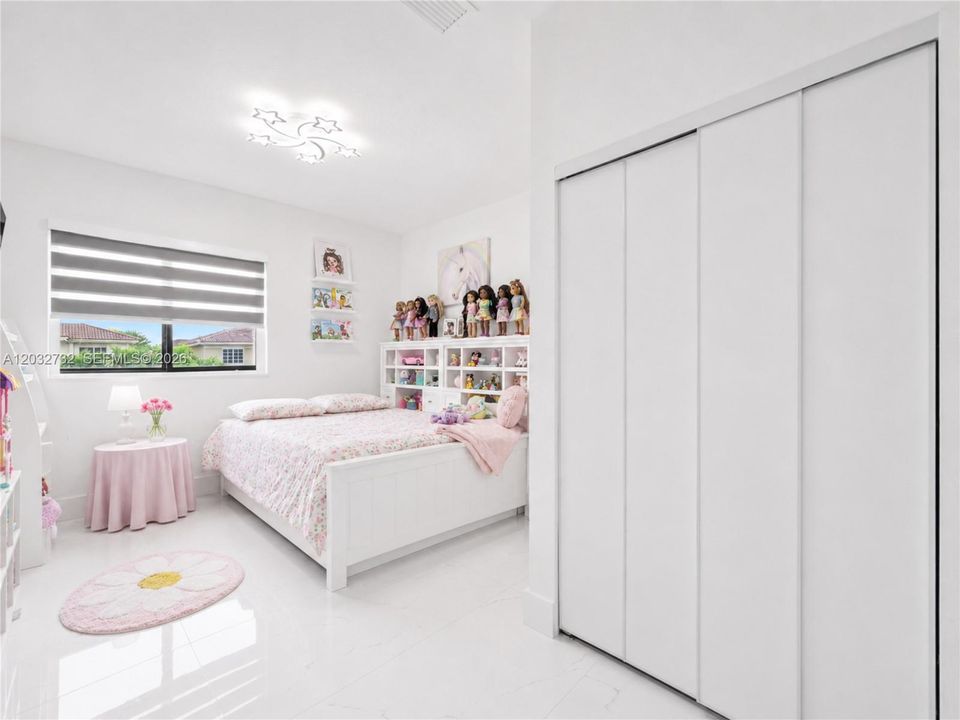 For Sale: $1,250,000 (5 beds, 4 baths, 2437 Square Feet)