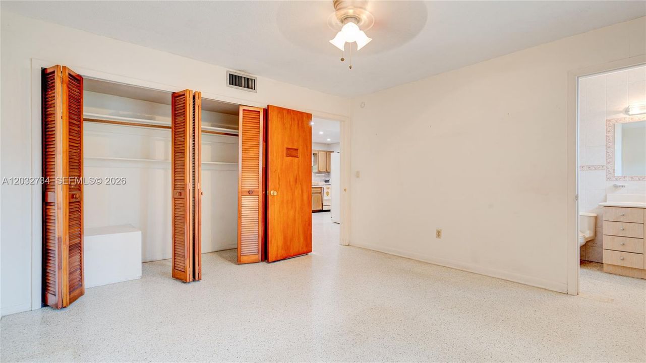 На продажу: $999,999 (5 спален, 4 ванн, 1949 Квадратных фут)
