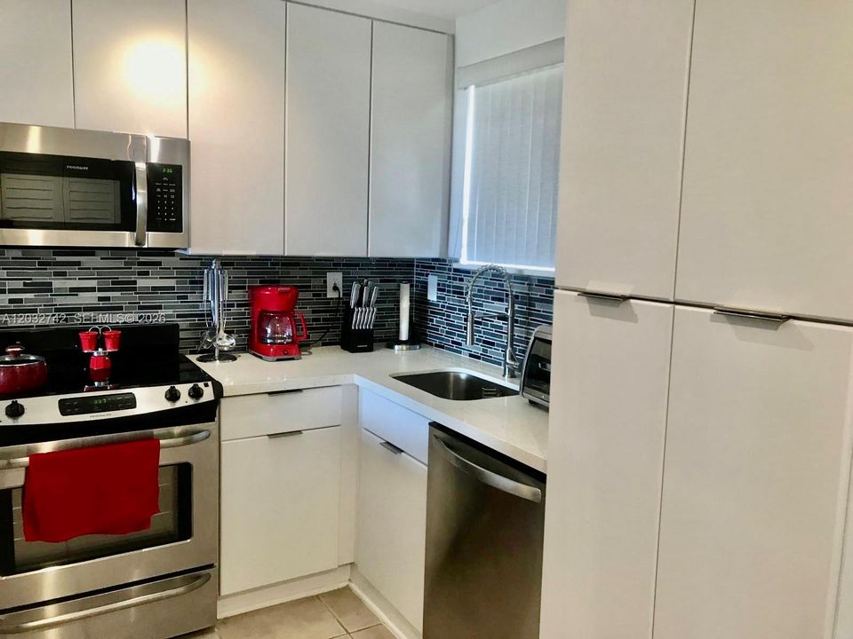 For Rent: $2,150 (2 beds, 2 baths, 912 Square Feet)