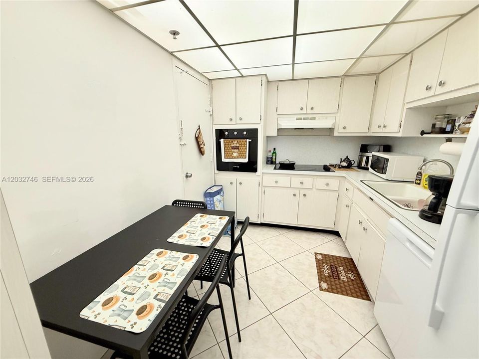 For Sale: $229,000 (1 beds, 1 baths, 705 Square Feet)