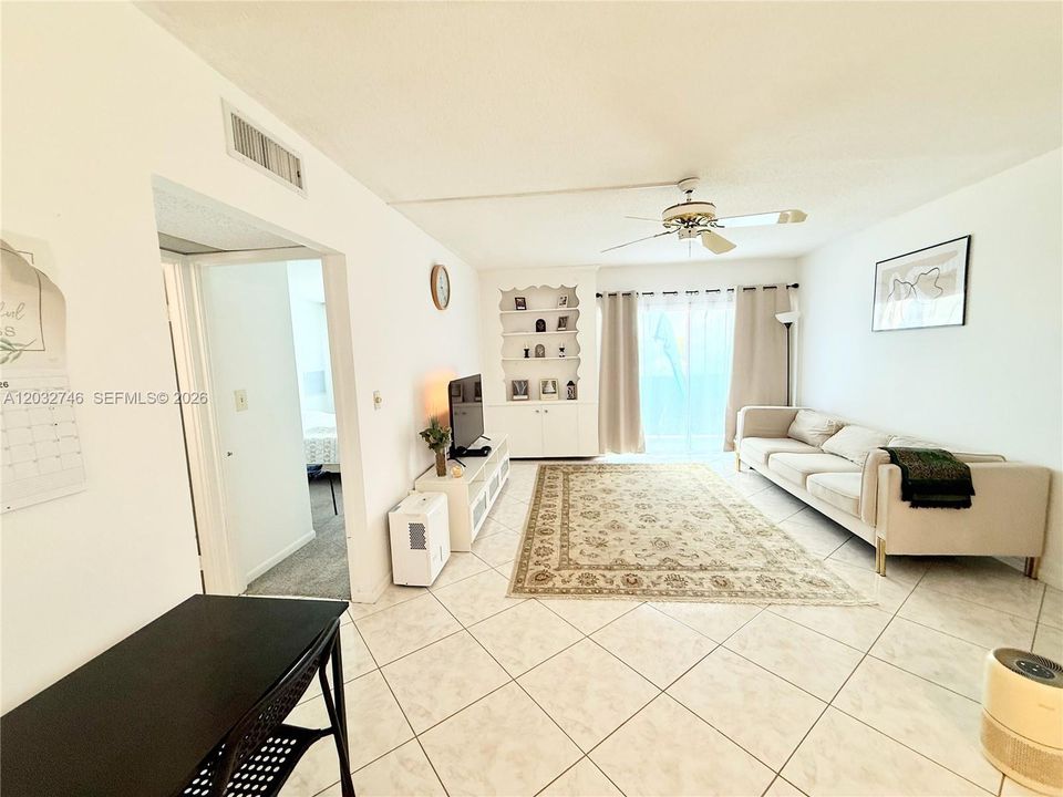 For Sale: $229,000 (1 beds, 1 baths, 705 Square Feet)