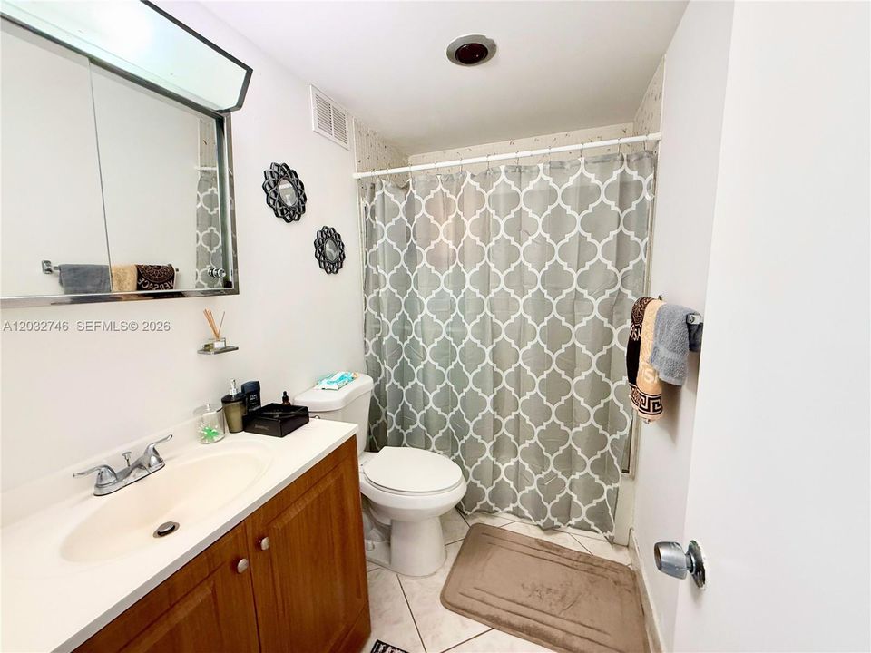 For Sale: $229,000 (1 beds, 1 baths, 705 Square Feet)