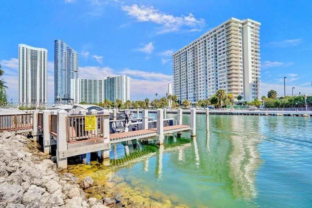 For Sale: $229,000 (1 beds, 1 baths, 705 Square Feet)