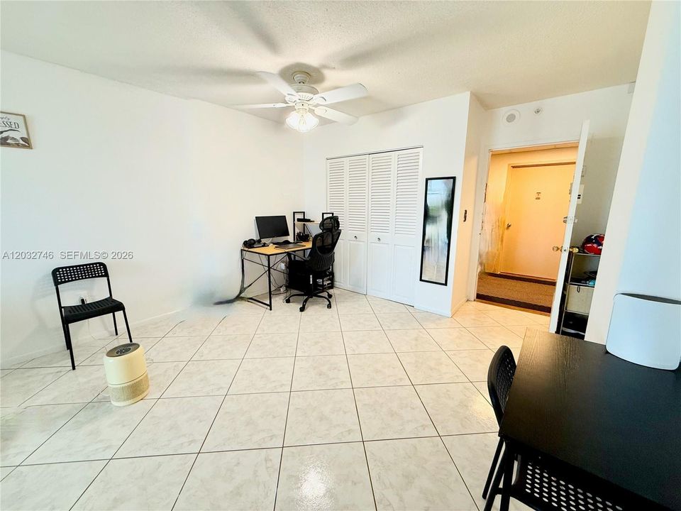 For Sale: $229,000 (1 beds, 1 baths, 705 Square Feet)