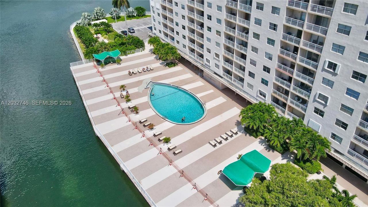 For Sale: $229,000 (1 beds, 1 baths, 705 Square Feet)