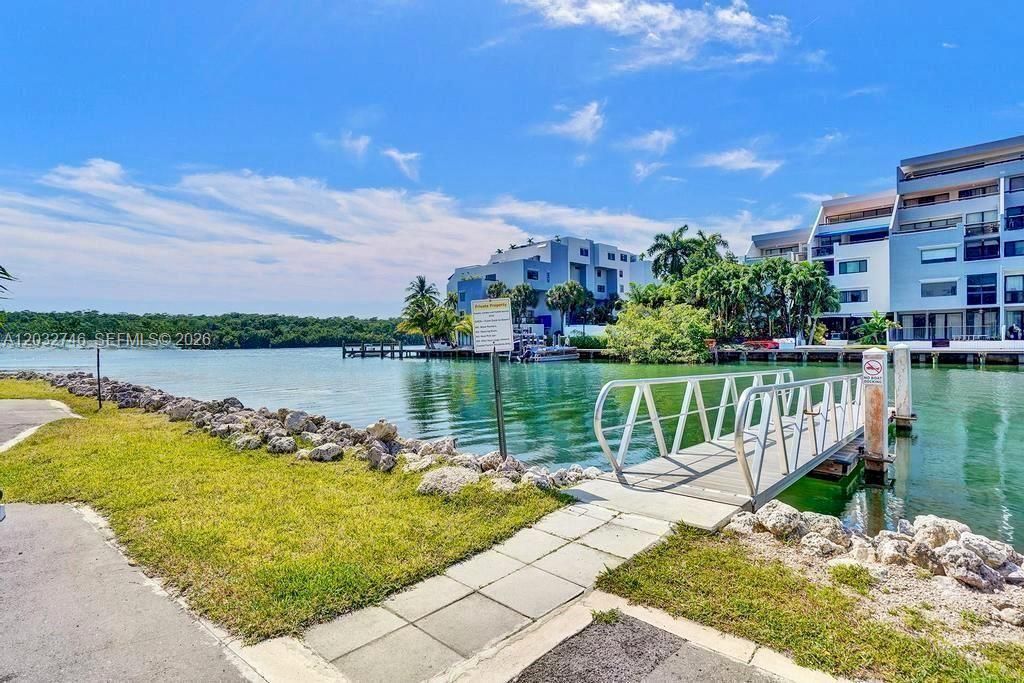 For Sale: $229,000 (1 beds, 1 baths, 705 Square Feet)