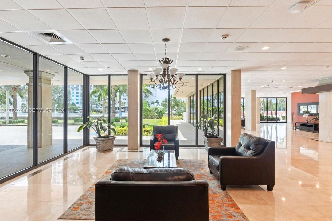 For Sale: $229,000 (1 beds, 1 baths, 705 Square Feet)