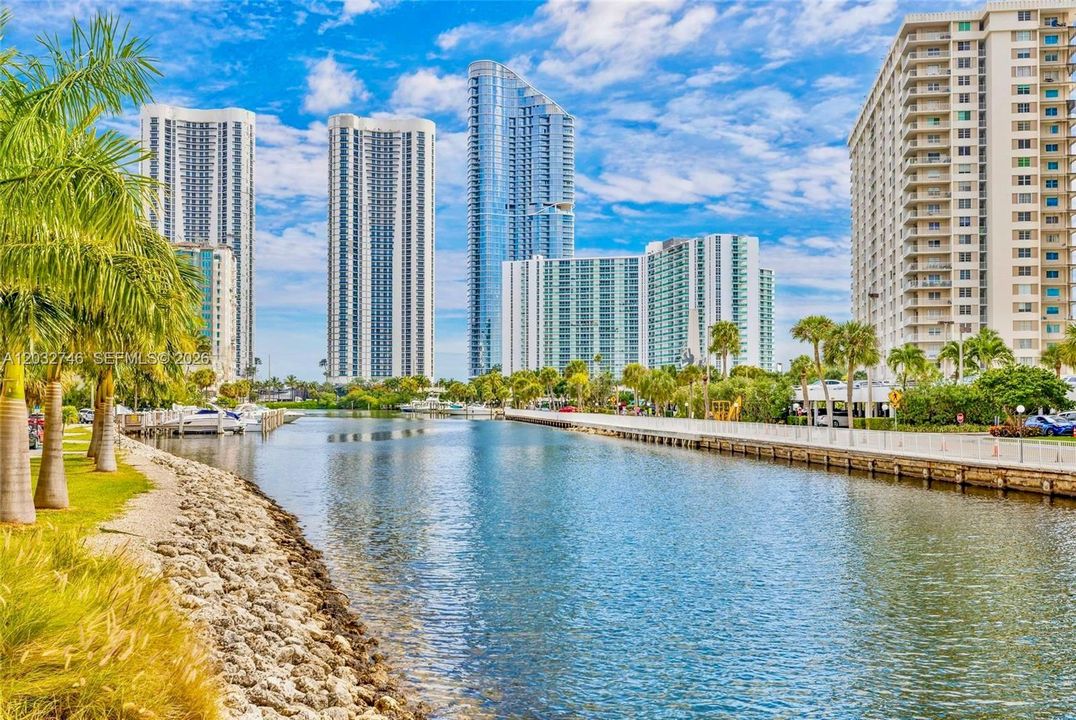 For Sale: $229,000 (1 beds, 1 baths, 705 Square Feet)