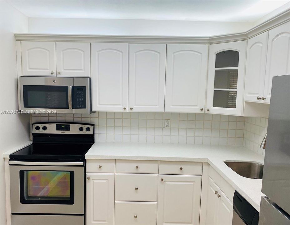 For Rent: $2,000 (2 beds, 1 baths, 804 Square Feet)