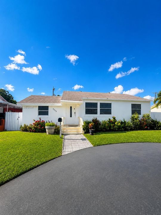 For Sale: $699,000 (5 beds, 4 baths, 1578 Square Feet)