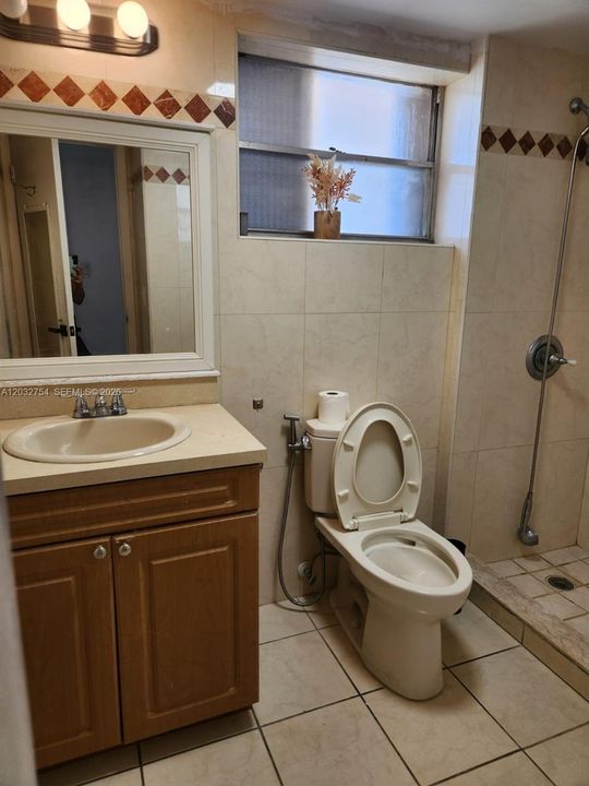 For Rent: $1,800 (1 beds, 1 baths, 644 Square Feet)