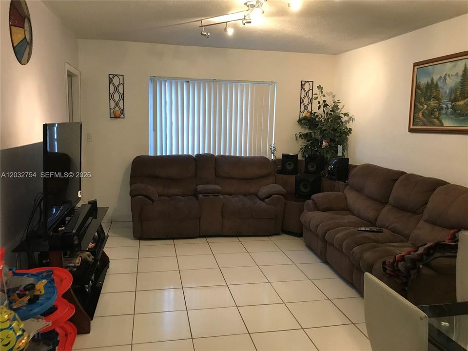 For Rent: $1,800 (1 beds, 1 baths, 644 Square Feet)