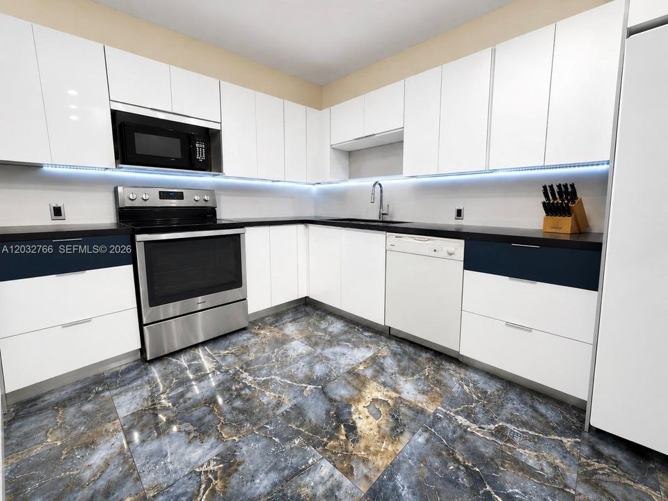 For Sale: $220,000 (2 beds, 2 baths, 1132 Square Feet)