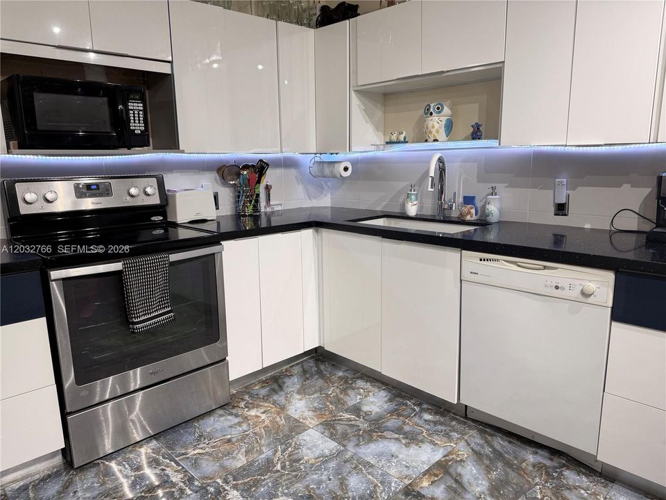 For Sale: $220,000 (2 beds, 2 baths, 1132 Square Feet)
