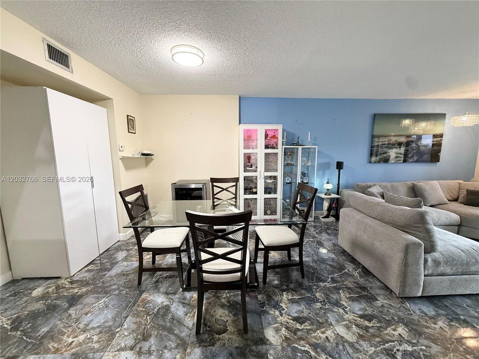 For Sale: $220,000 (2 beds, 2 baths, 1132 Square Feet)