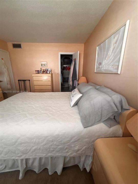 For Sale: $139,900 (1 beds, 1 baths, 786 Square Feet)