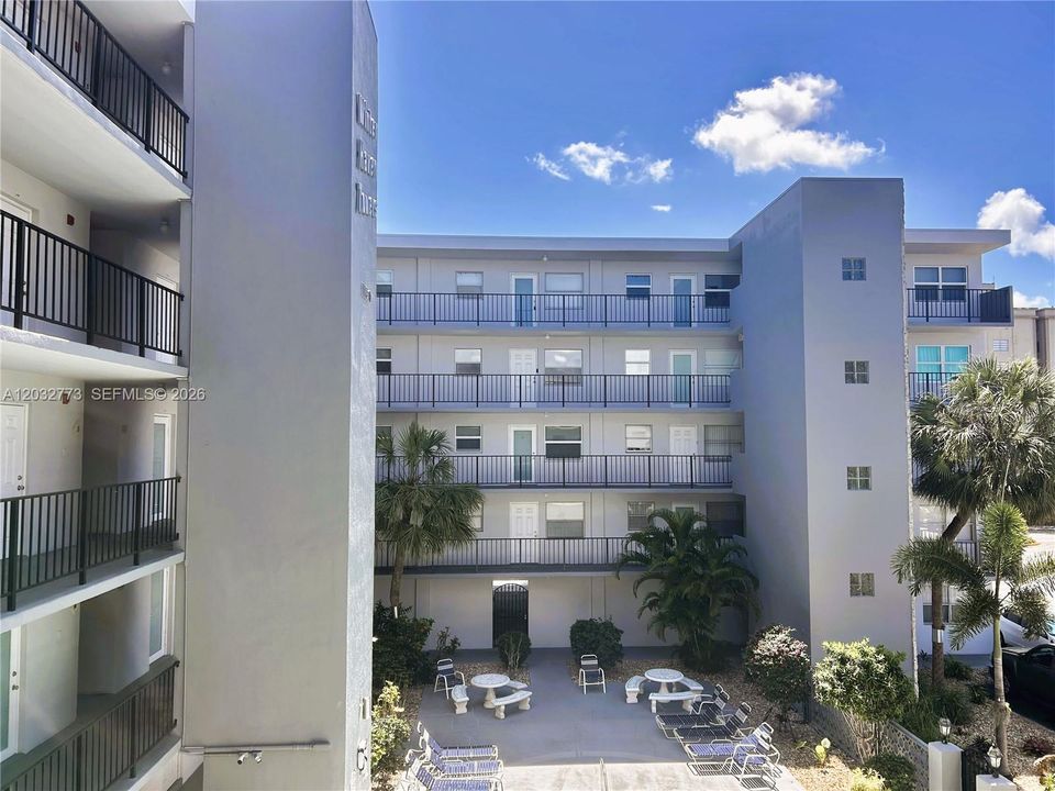 For Sale: $139,900 (1 beds, 1 baths, 786 Square Feet)