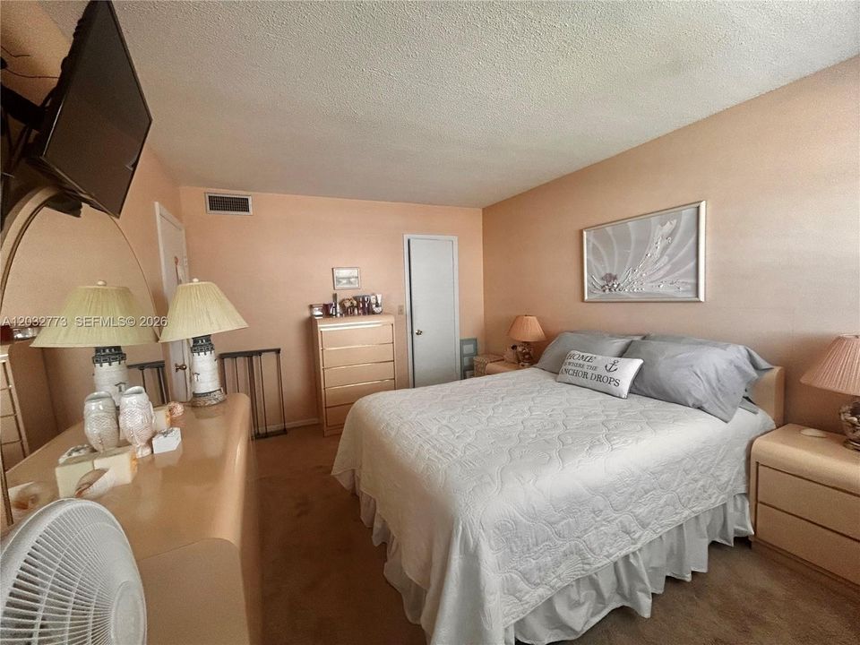 For Sale: $139,900 (1 beds, 1 baths, 786 Square Feet)