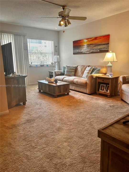 For Sale: $139,900 (1 beds, 1 baths, 786 Square Feet)