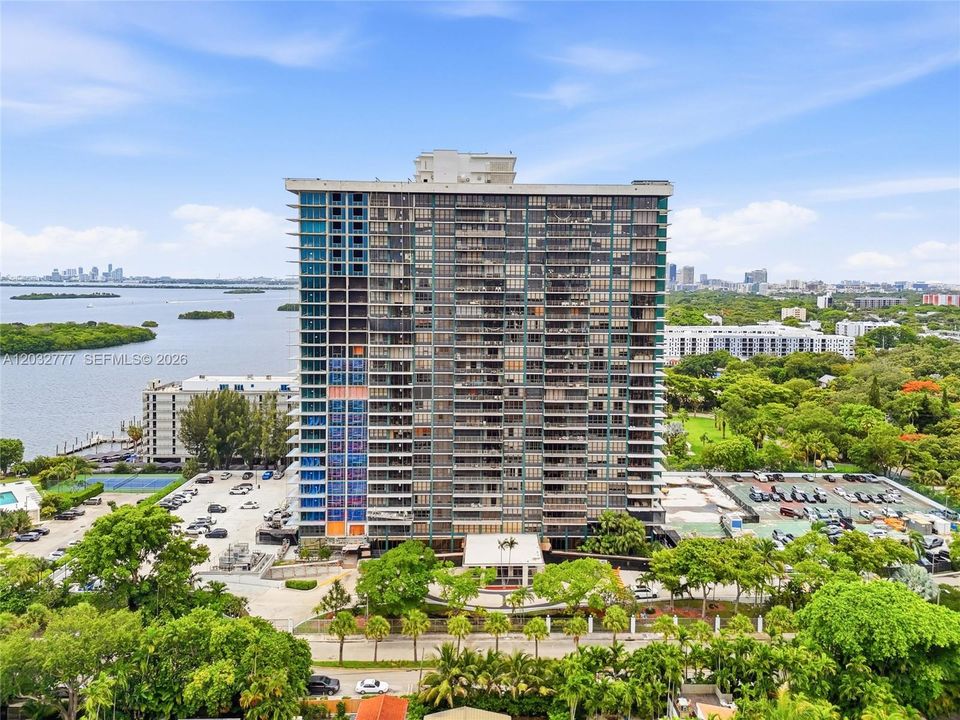Active With Contract: $2,650 (2 beds, 2 baths, 1242 Square Feet)
