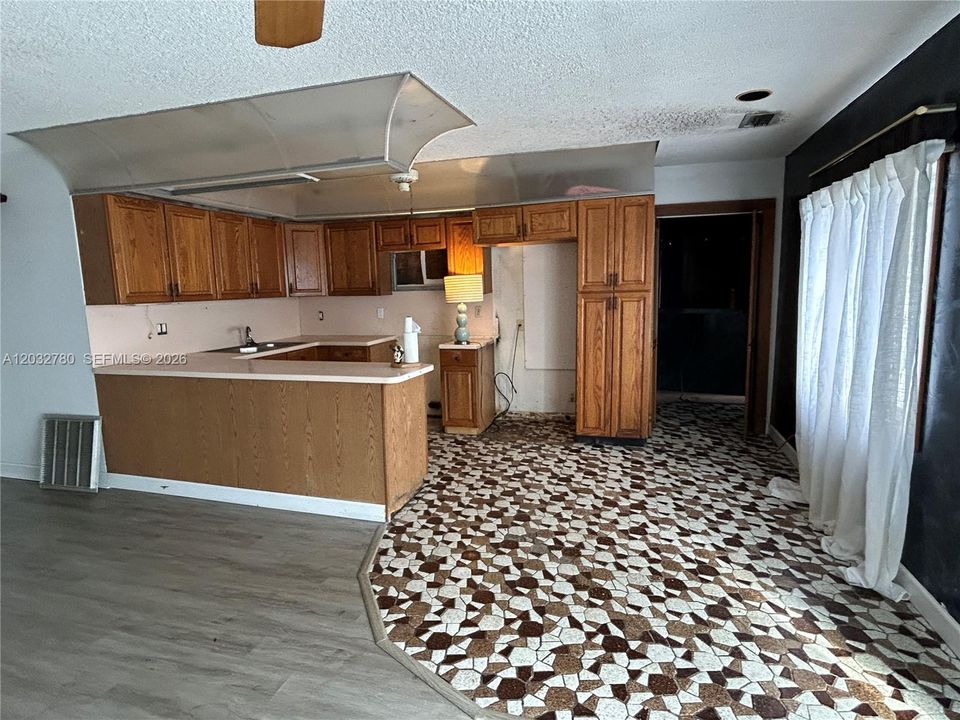 For Sale: $425,000 (3 beds, 2 baths, 1692 Square Feet)