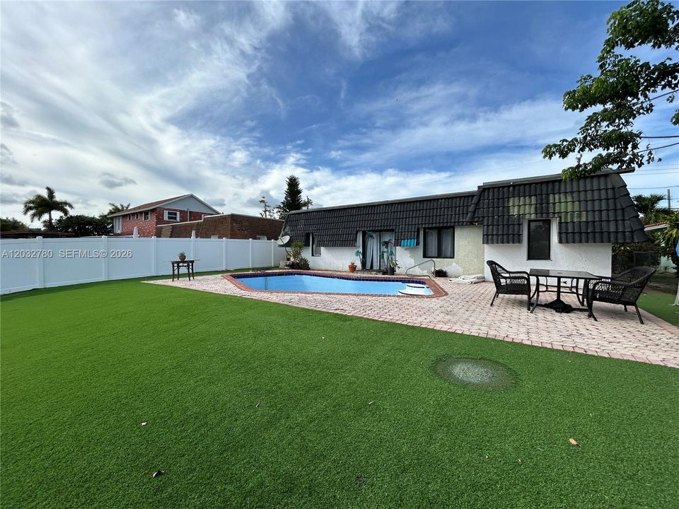 For Sale: $425,000 (3 beds, 2 baths, 1692 Square Feet)