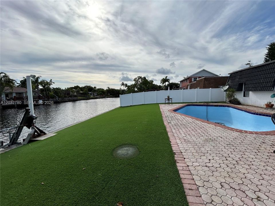 For Sale: $425,000 (3 beds, 2 baths, 1692 Square Feet)