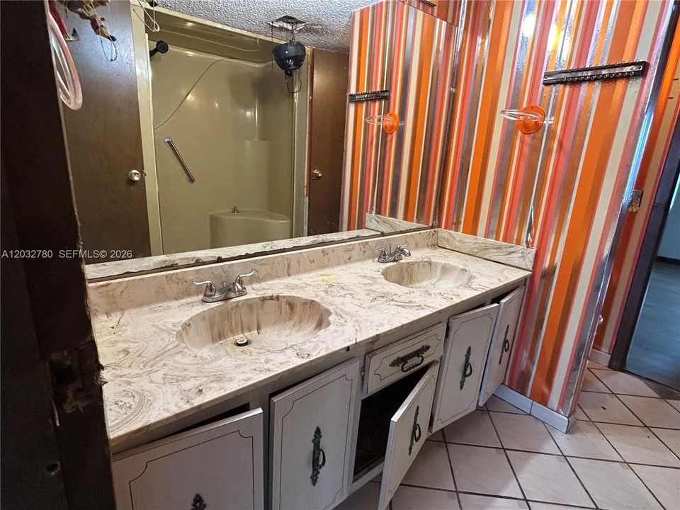 For Sale: $425,000 (3 beds, 2 baths, 1692 Square Feet)