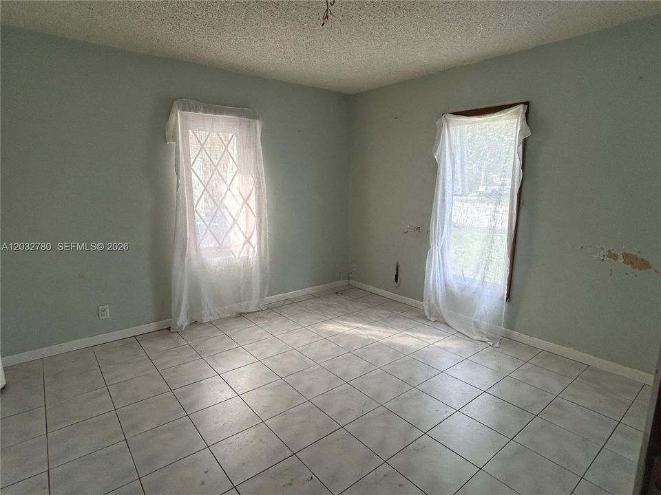 For Sale: $425,000 (3 beds, 2 baths, 1692 Square Feet)