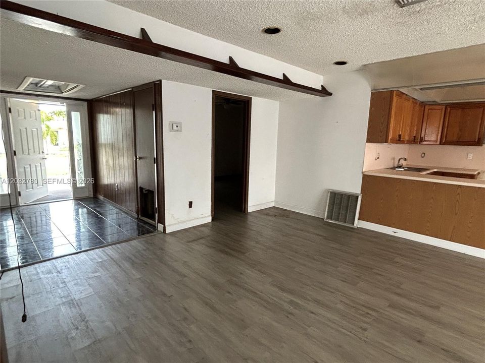 For Sale: $425,000 (3 beds, 2 baths, 1692 Square Feet)