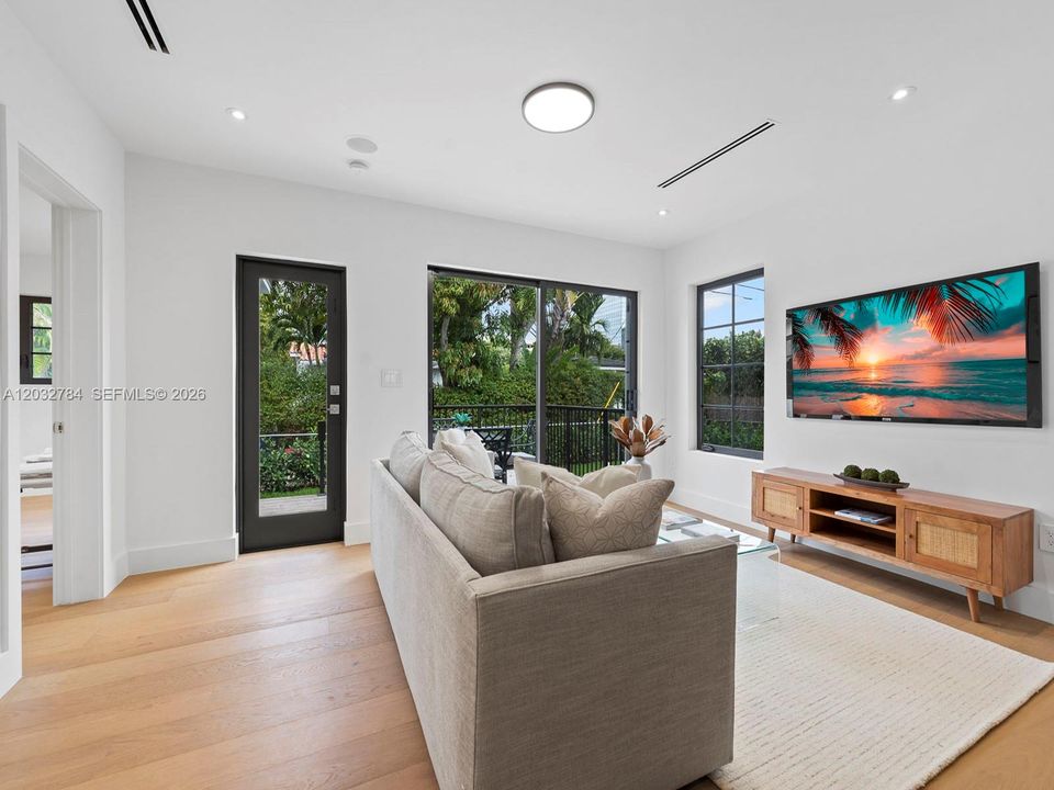 For Sale: $2,292,000 (4 beds, 3 baths, 2237 Square Feet)