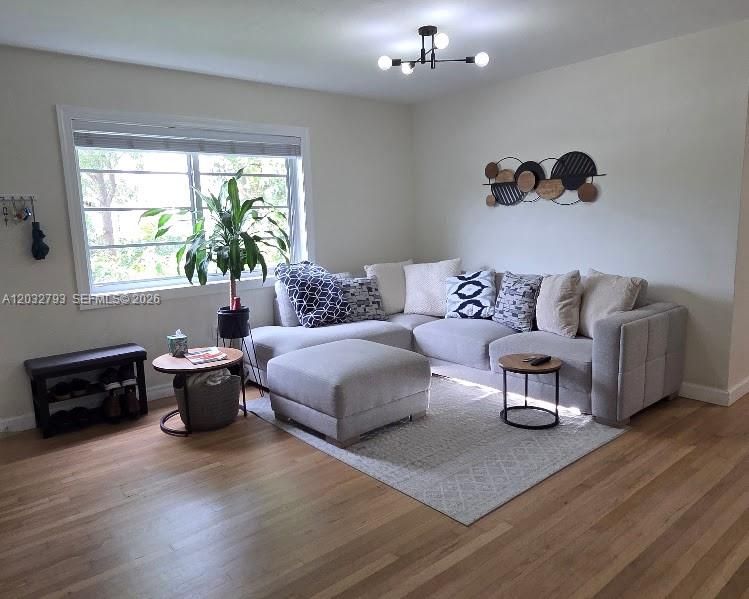 For Rent: $2,350 (2 beds, 1 baths, 800 Square Feet)