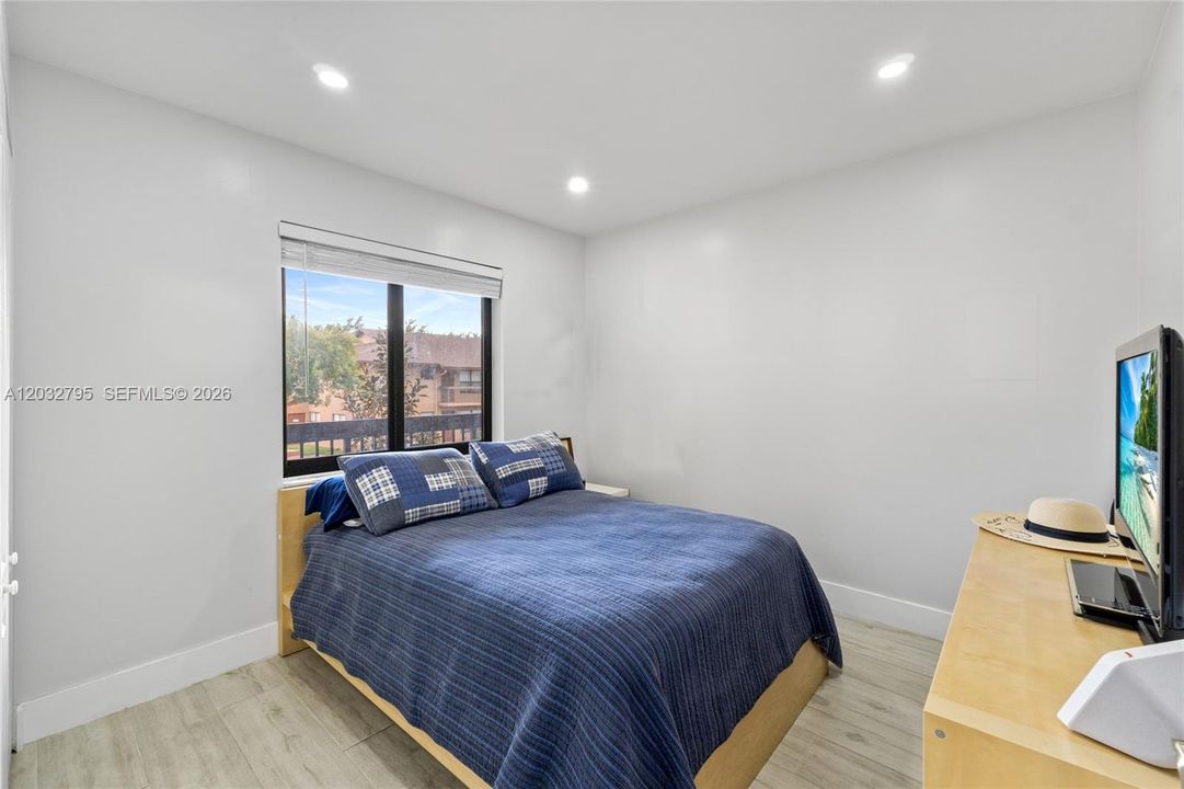 For Sale: $235,000 (2 beds, 2 baths, 772 Square Feet)