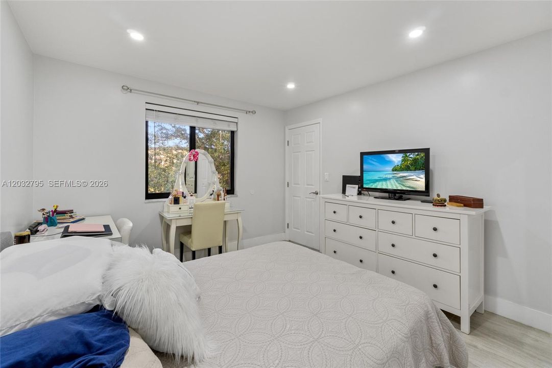 For Sale: $235,000 (2 beds, 2 baths, 772 Square Feet)