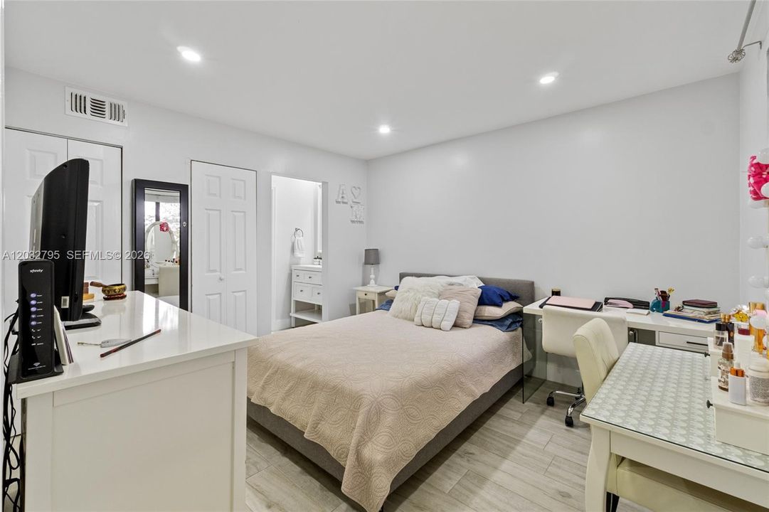 For Sale: $235,000 (2 beds, 2 baths, 772 Square Feet)