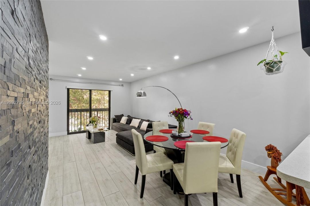 For Sale: $235,000 (2 beds, 2 baths, 772 Square Feet)