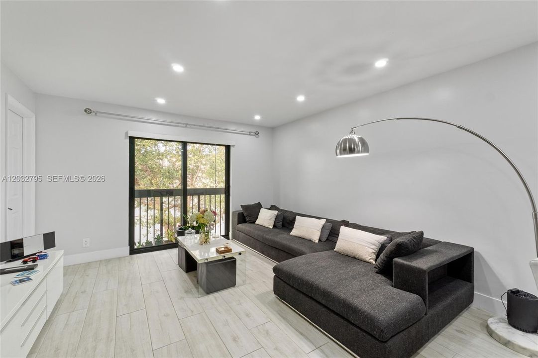 For Sale: $235,000 (2 beds, 2 baths, 772 Square Feet)
