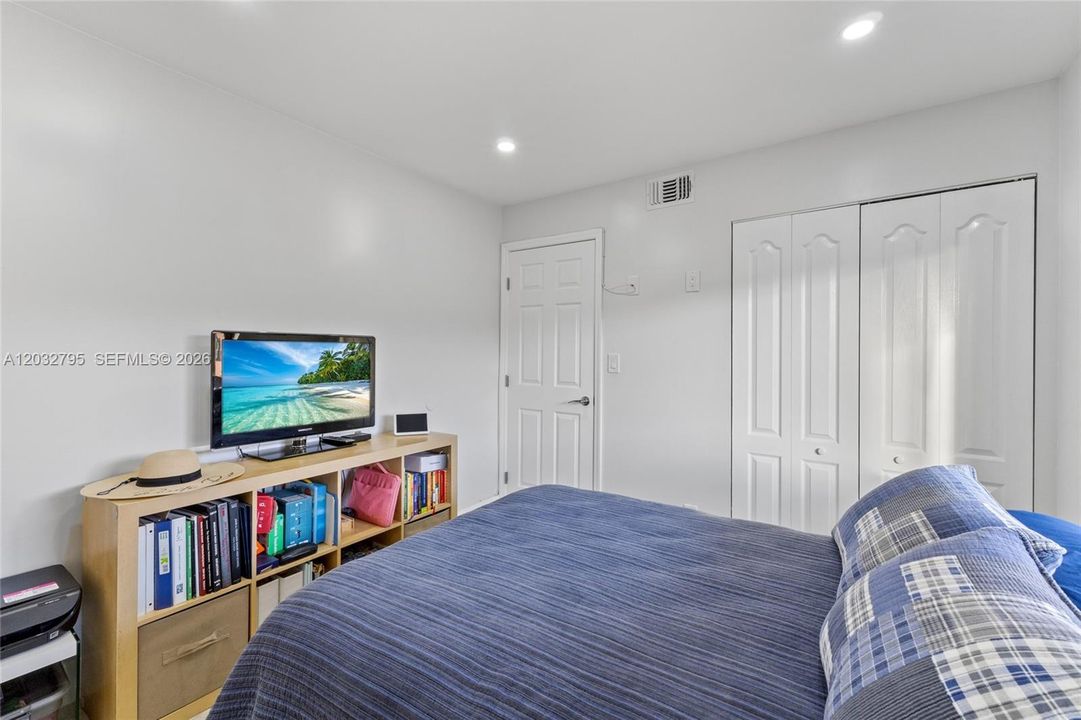 For Sale: $235,000 (2 beds, 2 baths, 772 Square Feet)
