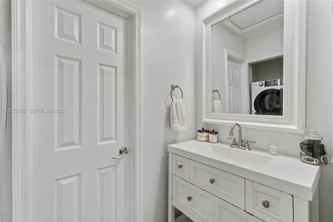 For Sale: $235,000 (2 beds, 2 baths, 772 Square Feet)