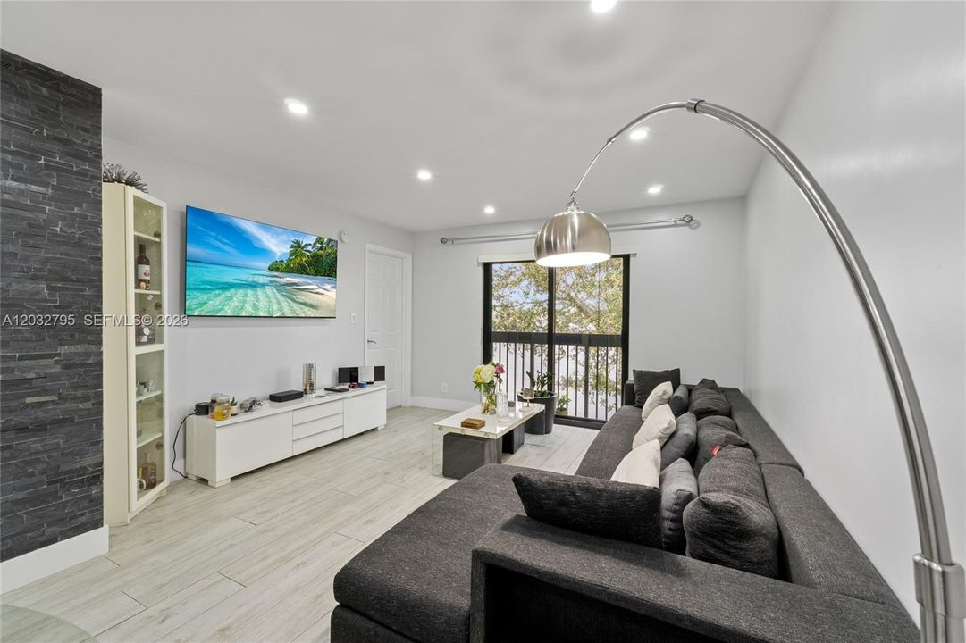 For Sale: $235,000 (2 beds, 2 baths, 772 Square Feet)