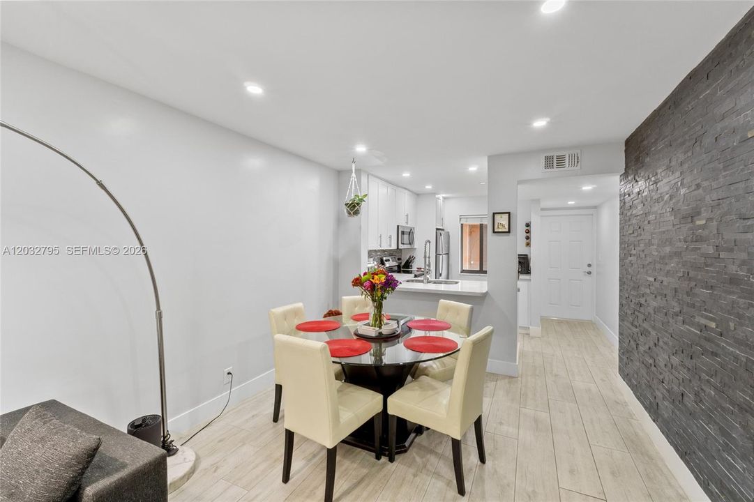 For Sale: $235,000 (2 beds, 2 baths, 772 Square Feet)