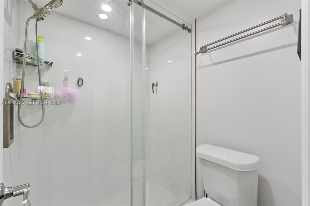 For Sale: $235,000 (2 beds, 2 baths, 772 Square Feet)
