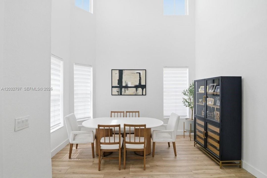En Venta: $659,900 (6 camas, 4 baños, 2440 Pies cuadrados)