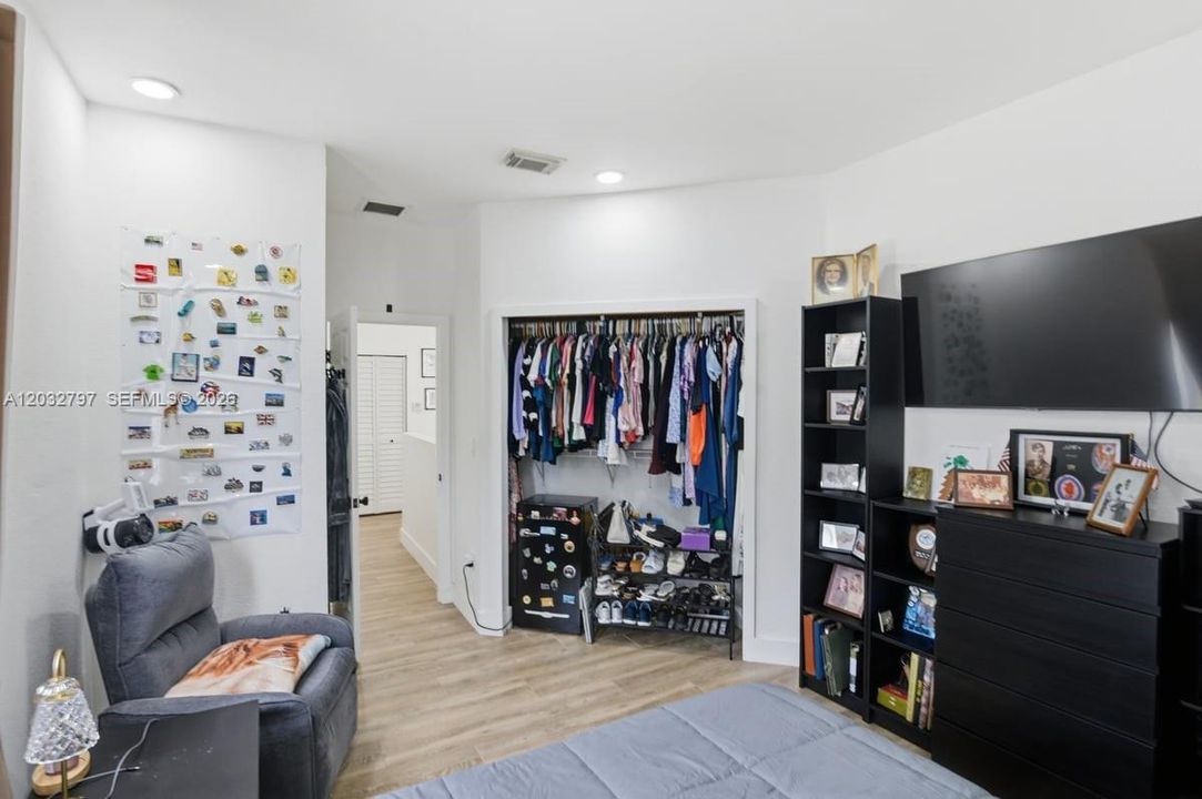 En Venta: $659,900 (6 camas, 4 baños, 2440 Pies cuadrados)