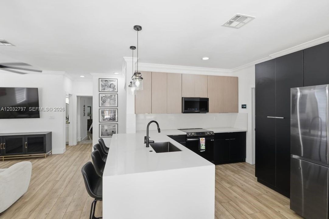 En Venta: $659,900 (6 camas, 4 baños, 2440 Pies cuadrados)