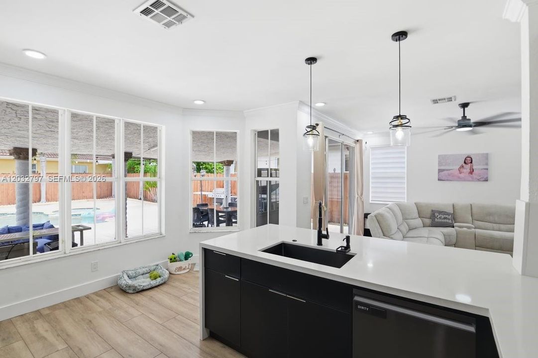En Venta: $659,900 (6 camas, 4 baños, 2440 Pies cuadrados)