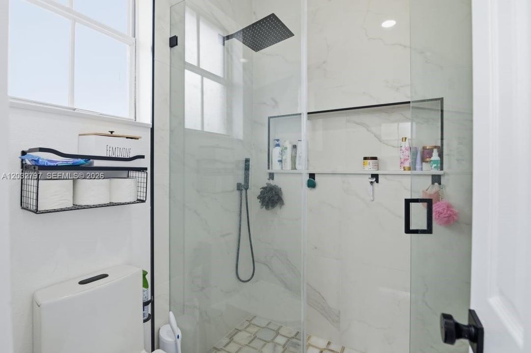 En Venta: $659,900 (6 camas, 4 baños, 2440 Pies cuadrados)