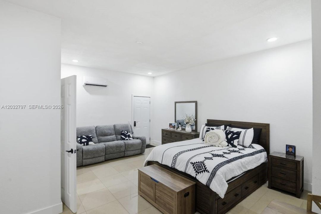 En Venta: $659,900 (6 camas, 4 baños, 2440 Pies cuadrados)