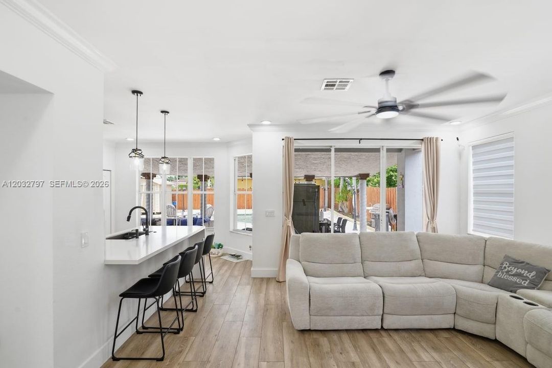 En Venta: $659,900 (6 camas, 4 baños, 2440 Pies cuadrados)